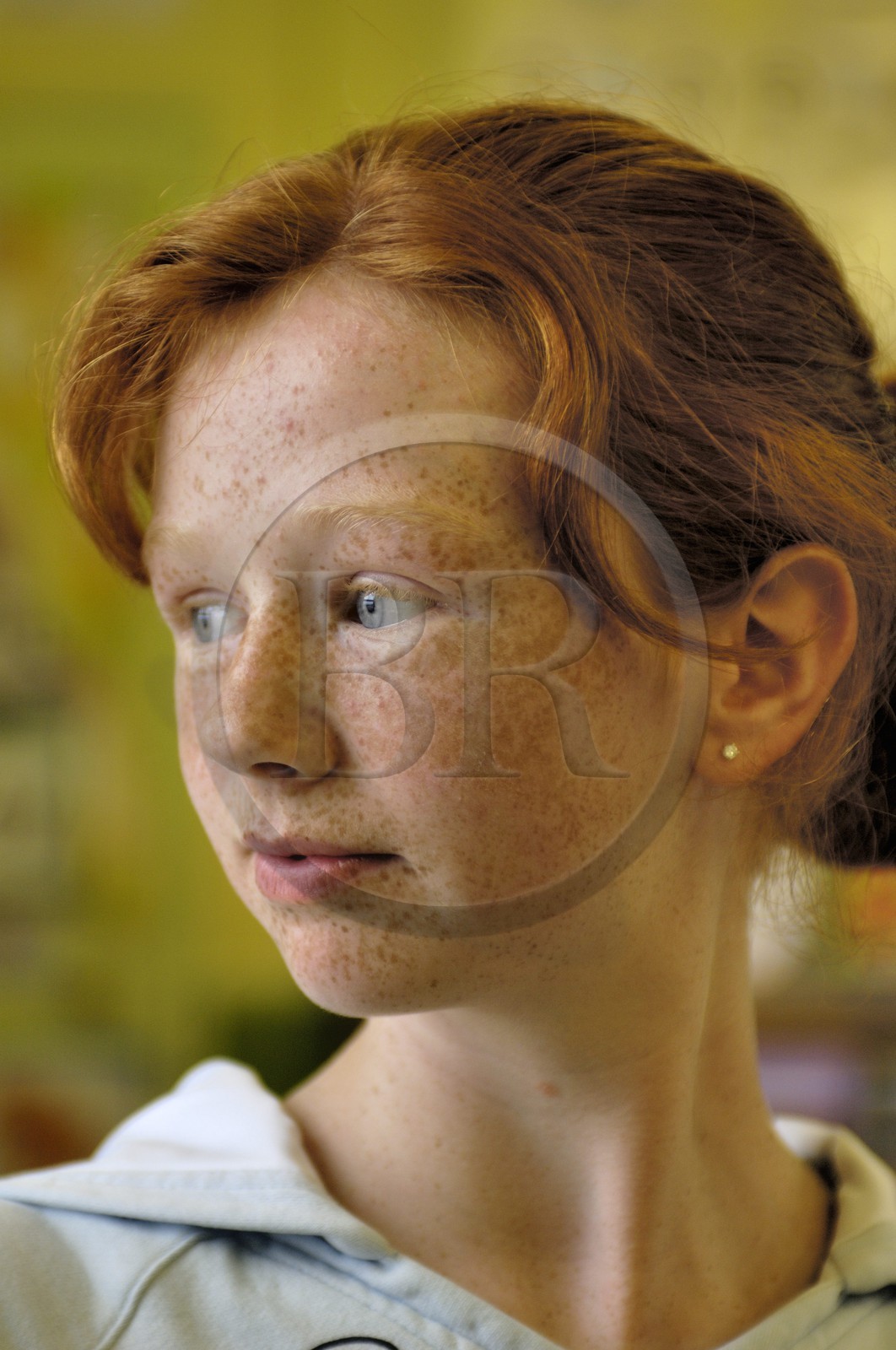 Irlande, Comté de Galway, Aran Islands, Inishmore, jeune fille rousse à l'école communale du village d'Onaght