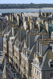 France, Ille-et-Vilaine (35), Côte d'Emeraude, Saint-Malo intra-muros, vue sur la ville depuis le haut du clocher de la cathédrale vers l'ouest et Dinard, rue Broussais
