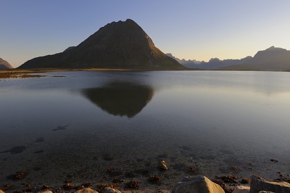 Norvège, Nordland, Iles Lofoten, montagnes de l'Ile de Moskenes vues depuis Flakstadoy