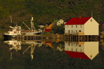 Norvège, Nordland, Iles Lofoten, Ile de Moskenes, le village de pêcheurs de Reine au soleil de minuit