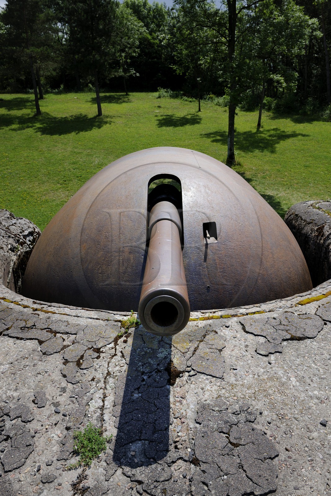France, Bas-Rhin (67), le Fort de Mutzig, un canon de 105 sur affut à bouclier