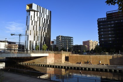 France, Bas-Rhin (67), Strasbourg, amenagement du port du Rhin et reconversion du mole du Bassin d'Austerlitz, écoquartier Danube, la tour Elithis et cour de danse sur les bords du bassin d'Austerlitz