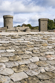 France, Aveyron (12), Causses et les Cévennes, paysage culturel de l'agro-pastoralisme méditerranéen, classés Patrimoine Mondial de l'UNESCO, La Couvertoirade, labellisé Les Plus Beaux Villages de France, village fortifié sur le plateau du Larzac, toit citerne en lauze de calcaire qui permet la récupération de l'eau