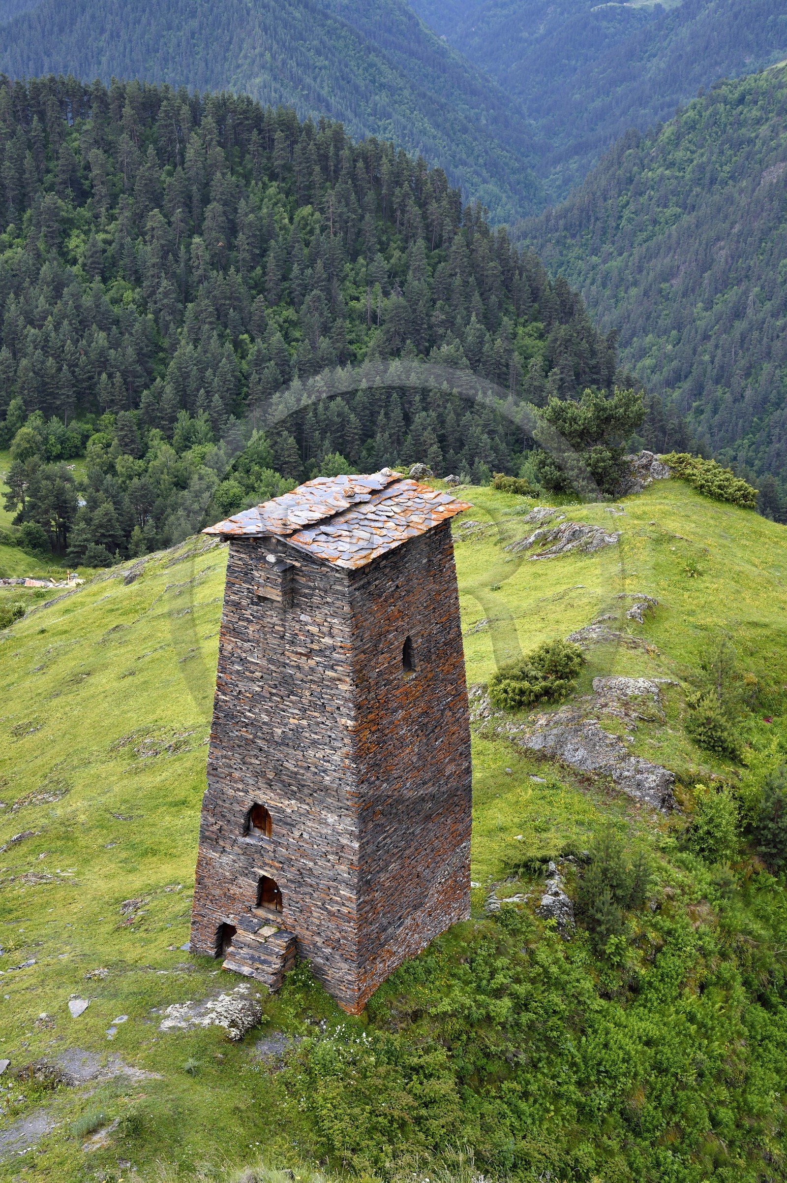 Géorgie, Kakheti, Parc national de Touchétie, Omalo, la forteresse de Keselo de Zemo (haut) Omalo a servi de refuge aux habitants en temps de guerre, tour fortifiée médiévale