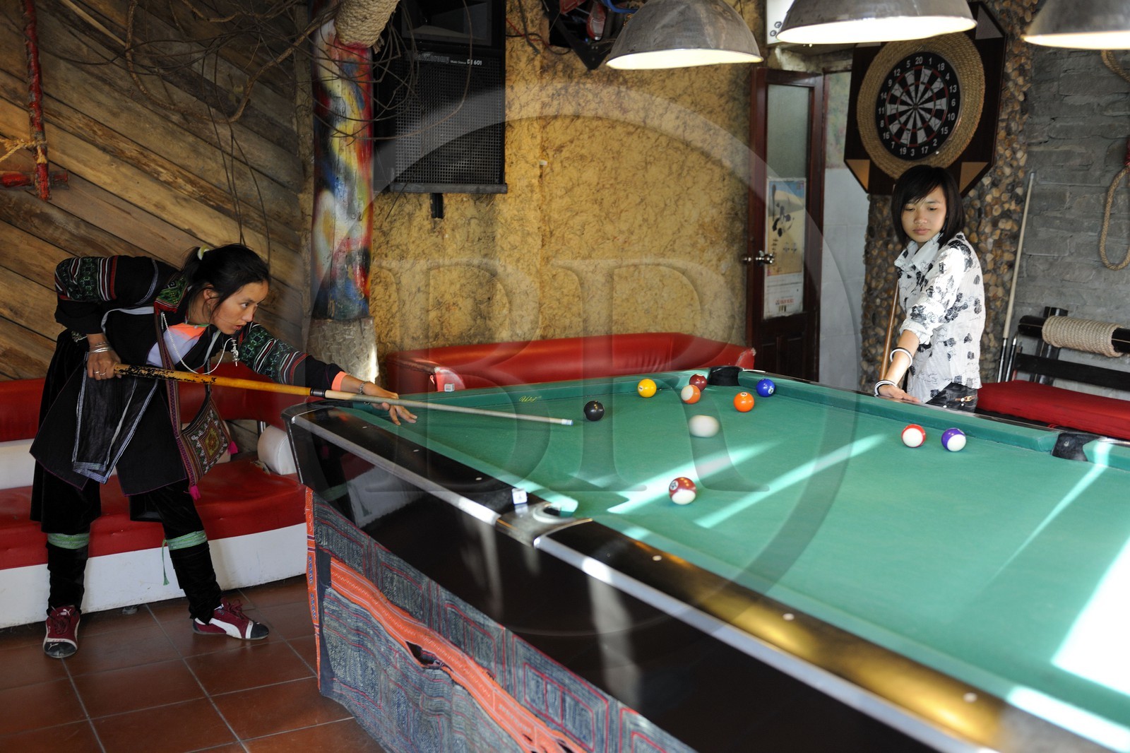 Vietnam, province de Lao Cai, ville de Sapa, jeunes filles de la minorité Hmong Noir jouant au billard