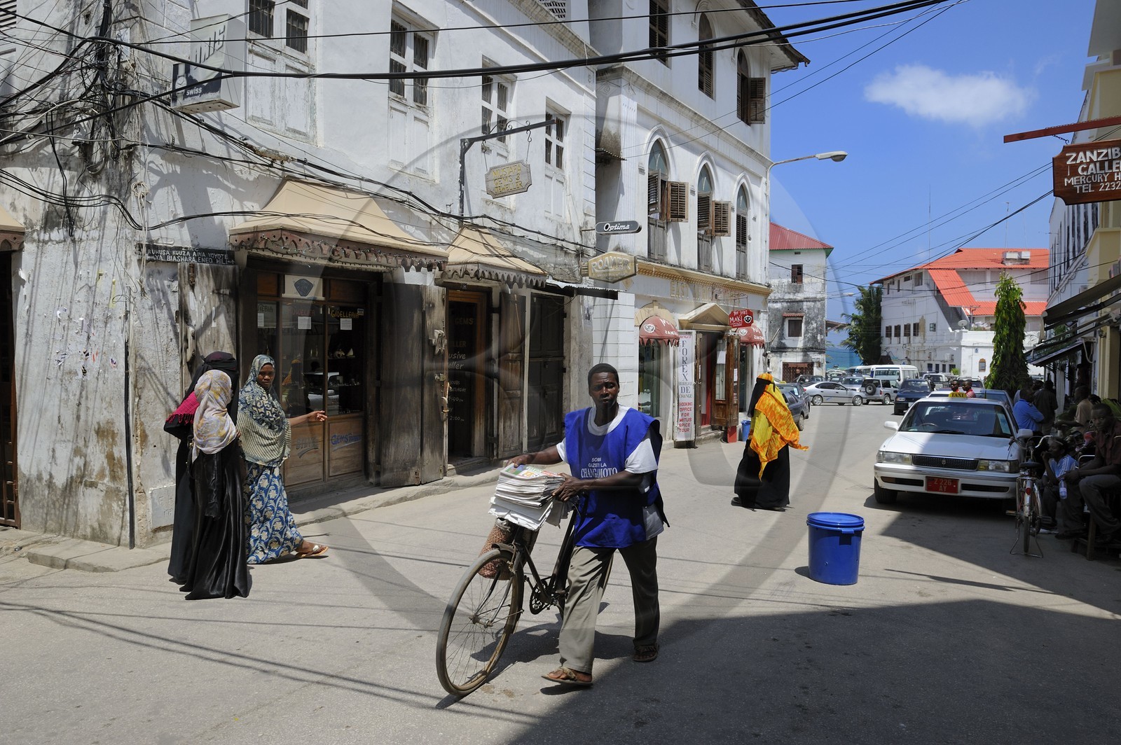 Tanzanie, archipel de Zanzibar, île de Unguja (Zanzibar), ville de Zanzibar, quartier Stone Town, classé Patrimoine Mondial de l' UNESCO, la rue principale Shangani street