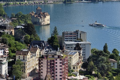 Suisse, Canton de Vaud, Montreux au premier plan et le chateau Chillon sur les rives du lac Léman à Veytaux