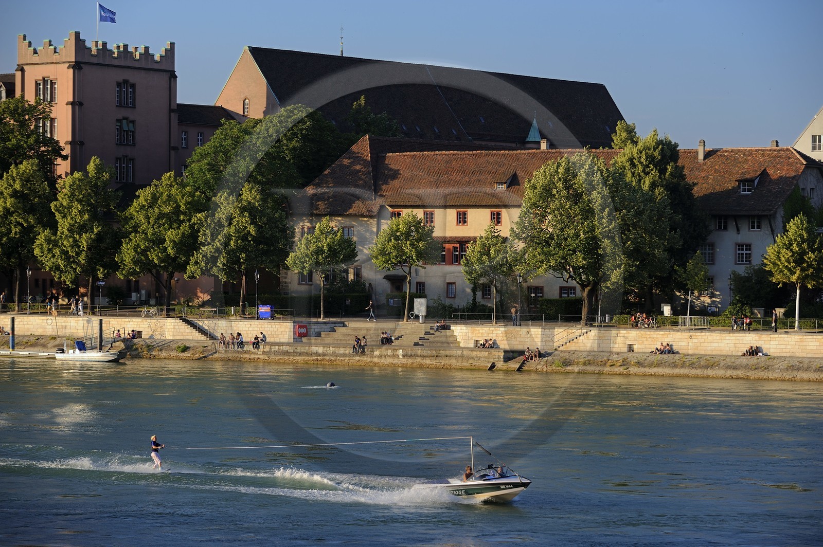 Suisse, Bâle, quartier du Petit Bâle sur la rive droite du Rhin, ski nautique