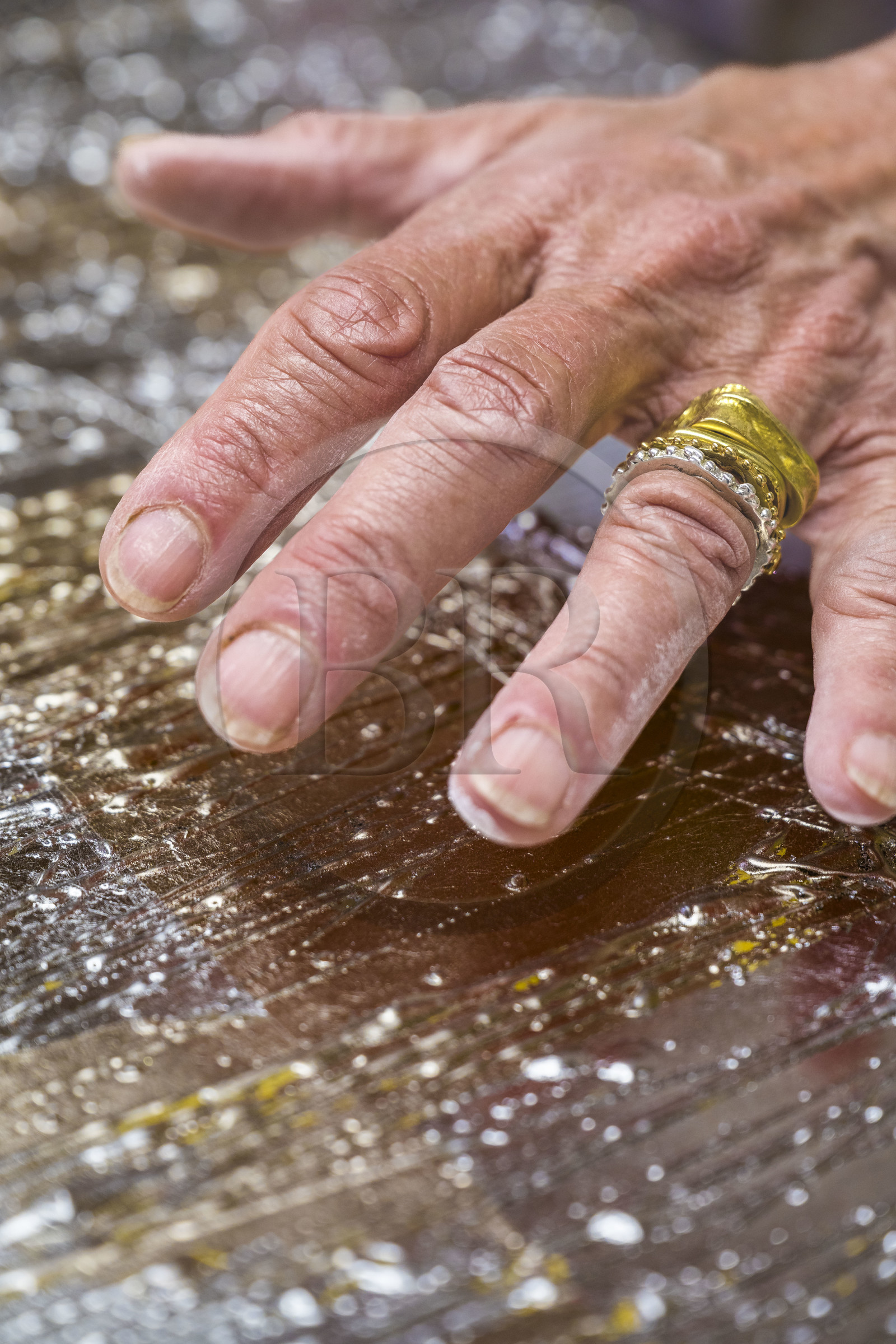 France, Hauts-de-Seine (92), Colombes, l'artiste et laqueur Isabelle Emmerique dans son atelier