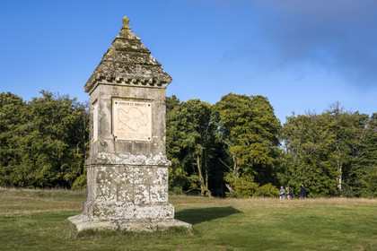 France, Saône-et-Loire (71), parc naturel régional du Morvan, Saint-Léger-sous-Beuvray, oppidum de Bibracte, capitale du peuple celte des Éduens, site archéologique sur le mont Beuvray, monument à la mémoire de Jacques-Gabriel Bulliot sur l'esplanade de La Chaume
