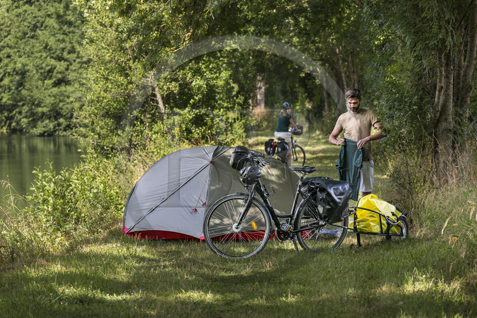 France, Deux-Sèvres (79), le Marais Poitevin, la Venise Verte, Magné, randonnée à bicyclette, campement pour la nuit le long de la Sèvre Niortaise