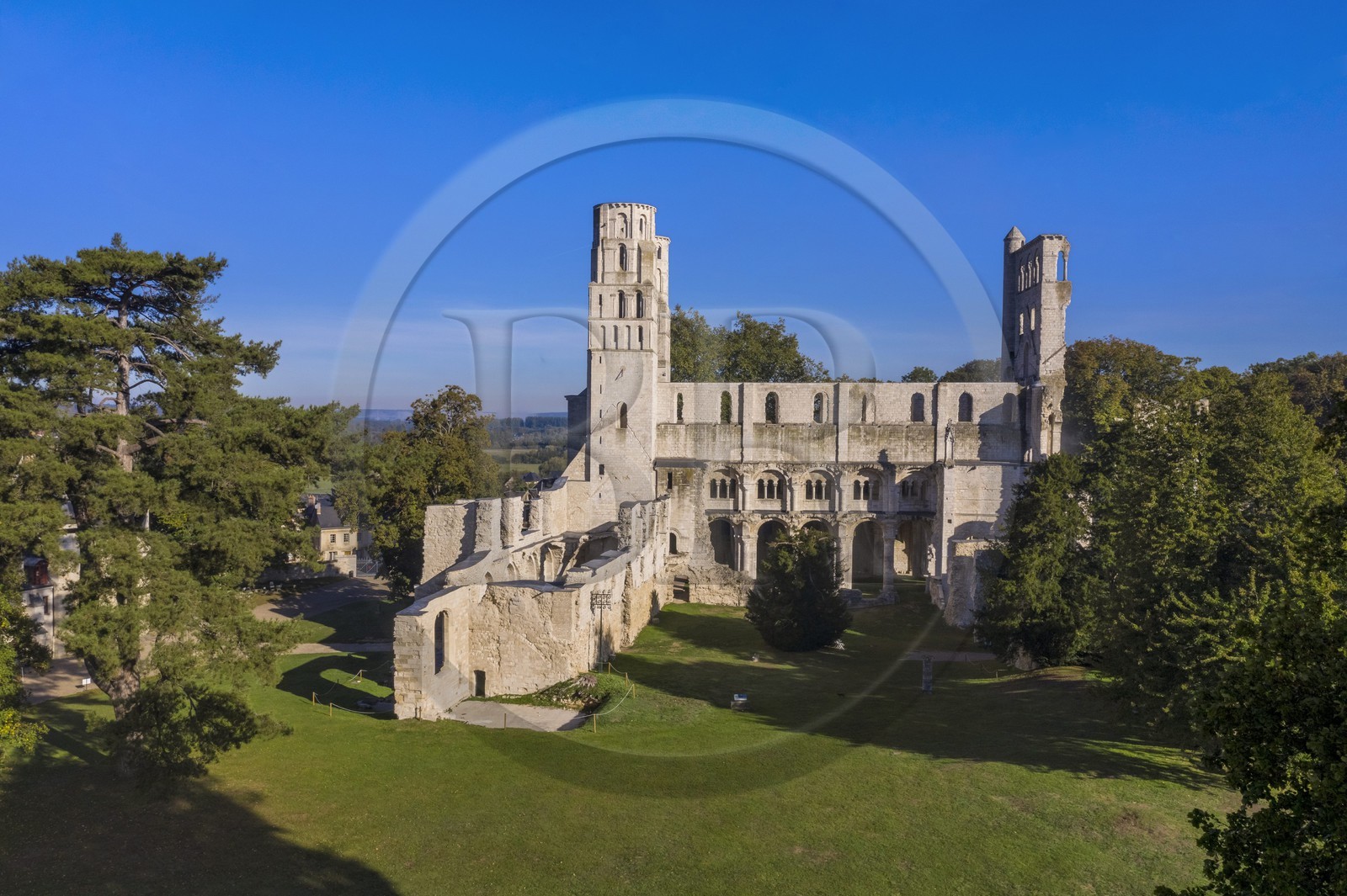 France, Seine-Maritime (76), Pays de Caux, Parc naturel régional des Boucles de la Seine normande, Jumièges, abbaye Saint-Pierre de Jumièges fondée au VIIe siècle (vue aérienne)