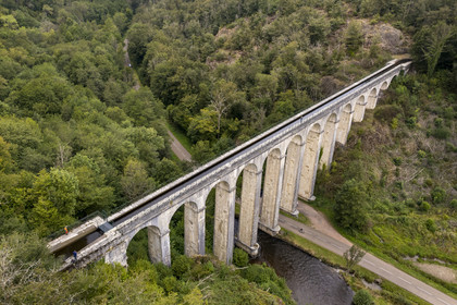 France, Nièvre (58), Parc naturel régional du Morvan, Montreuillon, pont aqueduc de Montreuillon construit en 1841, haut de 33 m et long de 152 m avec 13 arches larges de 8 m, le long de la Rigole d’Yonne qui puise les eaux de l'Yonne au lac de Pannecière et alimente le canal du Nivernais (vue aérienne)