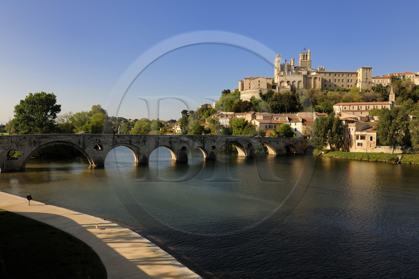 France, Hérault (34), Béziers, la cathédrale Saint Nazaire et le Pont-Vieux sur la rivière Orb