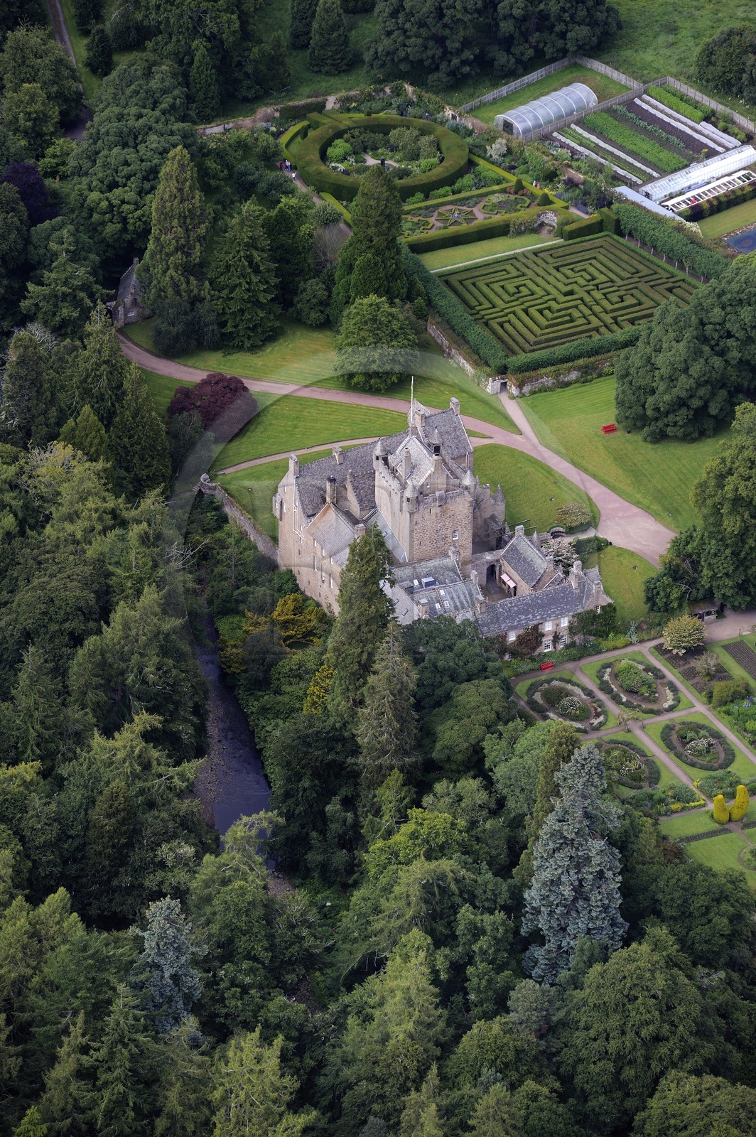 Royaume-Uni, Ecosse, Highland, chateau de Cawdor construit à la fin du XIVème siècle entouré de jardins (vue aérienne)