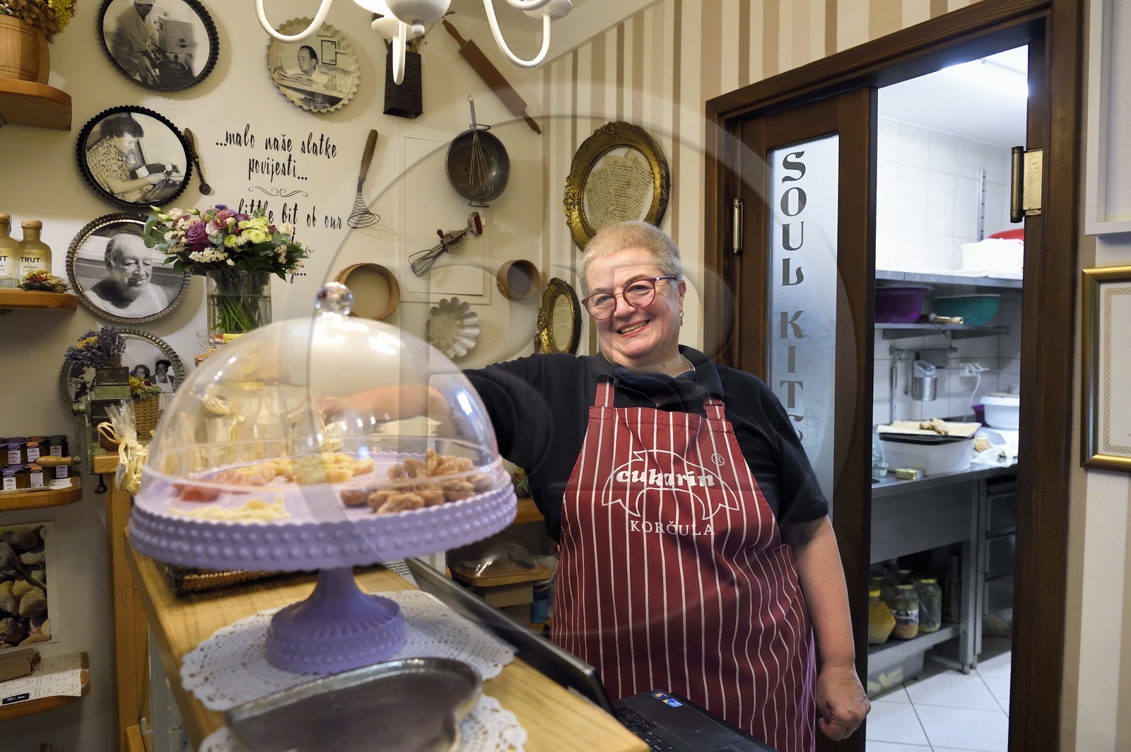 Croatie, Dalmatie, cote dalmate, Ile de Korcula, ville de Korcula, Smiljana Matijaca dans sa patisserie appellée Cukarin, les gateaux Harubica et Marco Polo Bombika sont des spécialités
