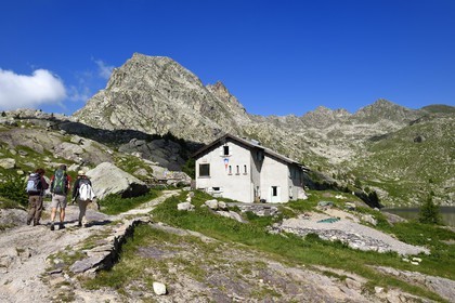 France, Alpes-Maritimes (06), parc national du Mercantour, Vallée des Merveilles parsemée de milliers de gravures rupestres de l'Age de bronze, le refuge des Merveilles (FFCAM) et la montagne Cime des Lacs (2510m) en arrière plan