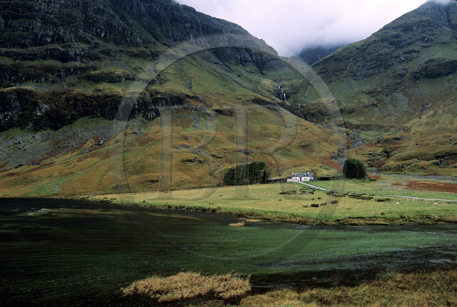 Royaume-Uni, Ecosse, région des Highlands, maison isolée dans la mystérieuse vallée de Glencoe (massacre des Mac Donald par les Campbell)