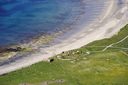 Royaume-Uni, Ecosse, Iles Orcades, Ile de Mainland, ruines du village préhistorique de Skara Brae, classées Patrimoine Mondial de l'UNESCO et la Baie de Skaill (vue aérienne)