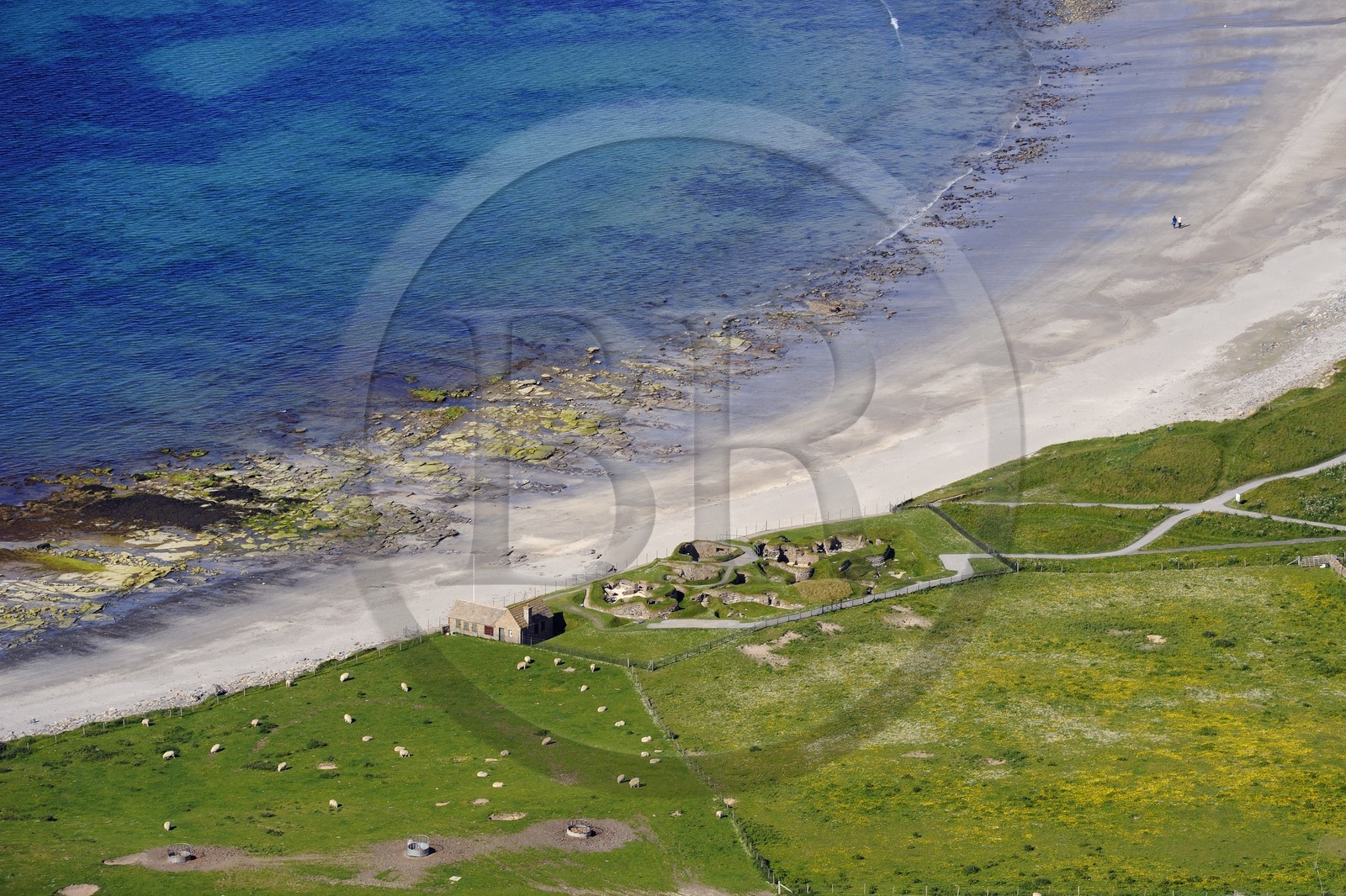 Royaume-Uni, Ecosse, Iles Orcades, Ile de Mainland, ruines du village préhistorique de Skara Brae, classées Patrimoine Mondial de l'UNESCO et la Baie de Skaill (vue aérienne)