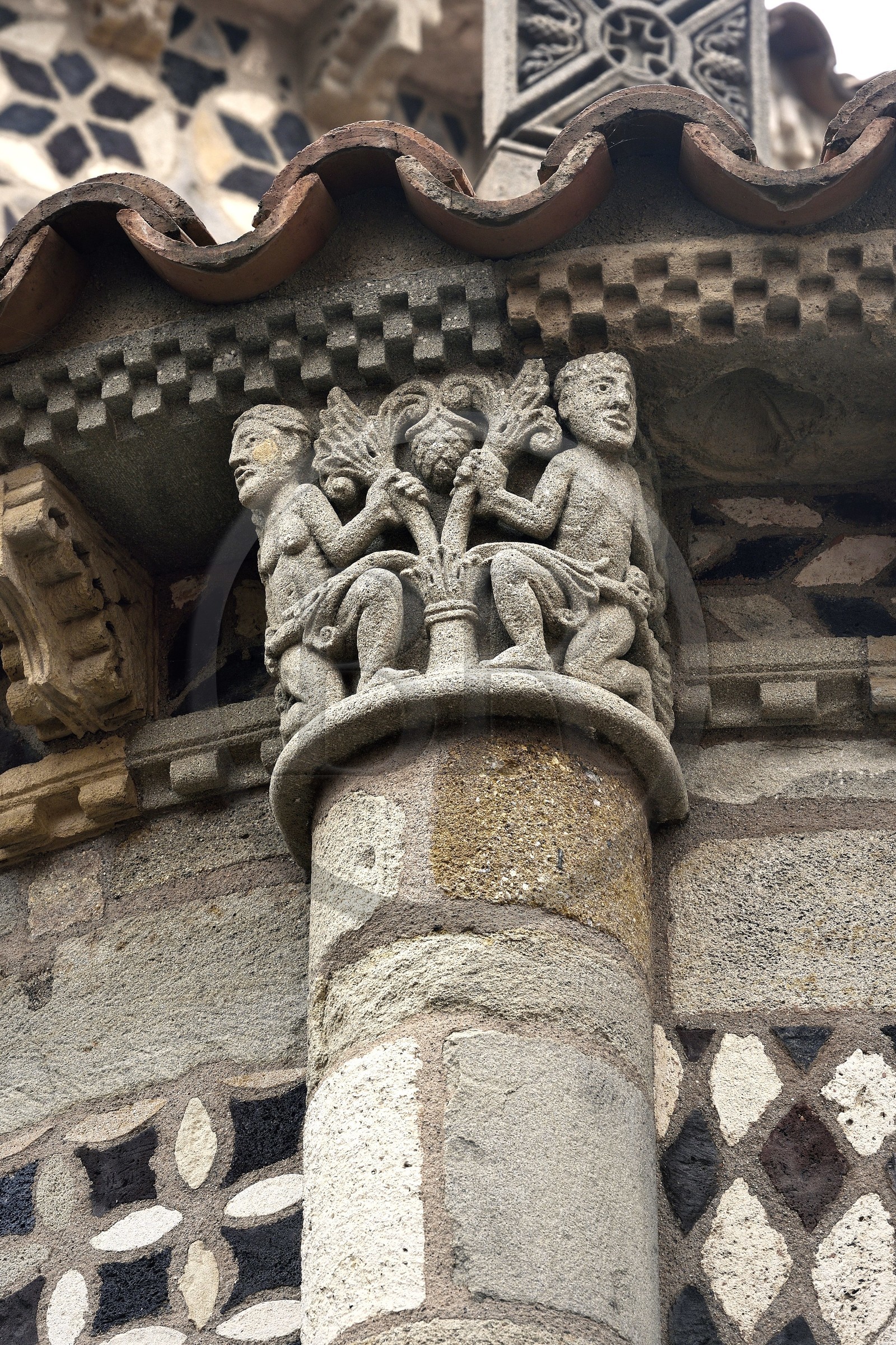 France, Puy-de-Dôme (63), Clermont-Ferrand, basilique Notre-Dame-du-Port de style roman auvergnat, classée Patrimoine Mondial de l'UNESCO au titre des Chemins de Saint-Jacques-de-Compostelle en France, le chevet, chapiteau représentant Adam et Eve