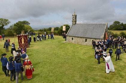 France, Finistère (29), Locronan, la procession de la Troménie arrive à la chapelle ti ar sonj au sommet de la montagne Saint-Ronan, Plas ar c'horn (le lieu de la corne) est le lieu de la 10ème et principale station