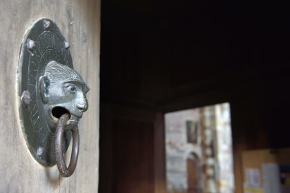 France, Haute-Loire (43), Brioude, la Basilique Saint-Julien de Brioude de style roman auvergnat, heurtoir du XIIe siècle en bronze de la porte sud qui représente un faciès de singe malicieu