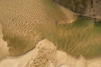 Portugal, Algarve, Parc Naturel de la Ria Formosa, Tavira, plage du village de Cacela Velha (vue aérienne)