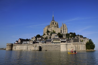 France, Manche (50), Mont-Saint-Michel côté Est à marée haute, classé Patrimoine Mondial de l'UNESCO, traversée de la Baie du Mont-Saint-Michel en kayak (www.seakayak-fr.com)