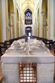 France, Allier (03), ancienne province du Bourbonnais, Souvigny, l'église prieurale clunisienne Saint-Pierre-et-Saint-Paul, nécropole ducale des Ducs de Bourbon, gisants de deux illustres abbés de Cluny devenus Saint Mayeul et Saint Odilon