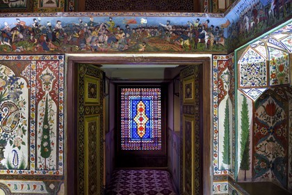 Azerbaïdjan, Sheki (Shaki), Palais des Khans de Shaki construit en 1797 par Muhammed Hasan Khan, chambre du Khan, fresque représentant des scènes de batailles