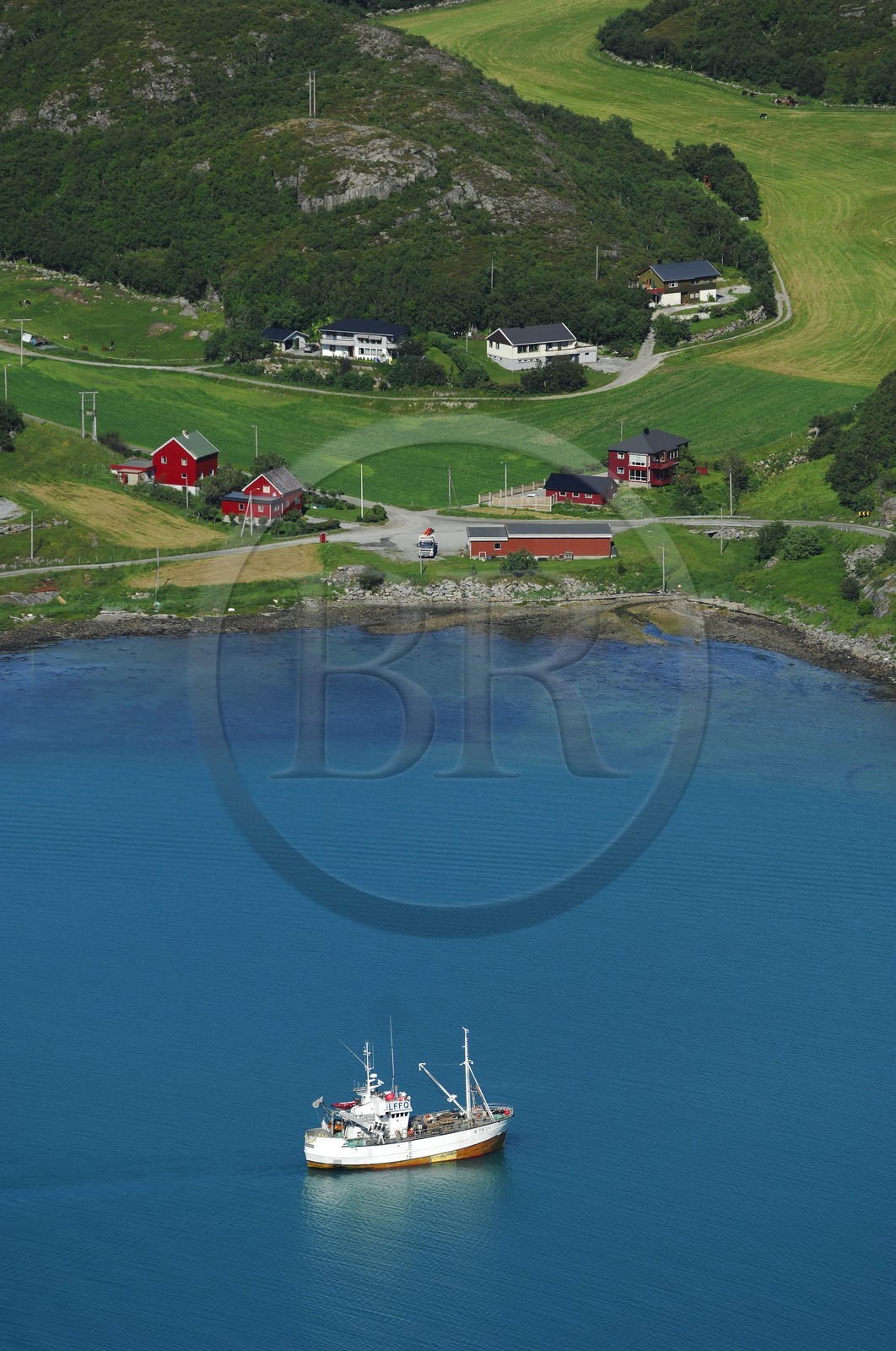 Norvège, Sor-Trondelag, Ile d'Orlandet, bateau de pêche, ferme et agriculture (vue aérienne)