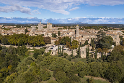 France, Gard (30), Uzès, la Tour du Roi, la Tour de l'Evêché, le chateau Ducal dit Le Duché avec la Tour Bermonde et la cathédrale Saint-Théodorit avec la tour Fenestrelle à droite (vue aérienne)