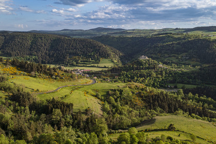 France, Haute-Loire (43), Goudet, le chateau de Beaufort construit vers 1200 domine la vallée de la Loire, randonnée avec un âne sur le chemin de Stevenson (GR 70) (vue aérienne)
