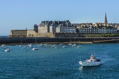 France, Ille-et-Vilaine (35), Côte d'Emeraude, Saint-Malo, la ville close à l'entrée du port