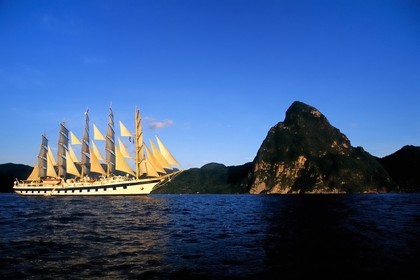 Caraïbes, île de Sainte-Lucie, le 5 mâts SPV Royal Clipper toutes voiles dehors au large du Piton de Soufrière