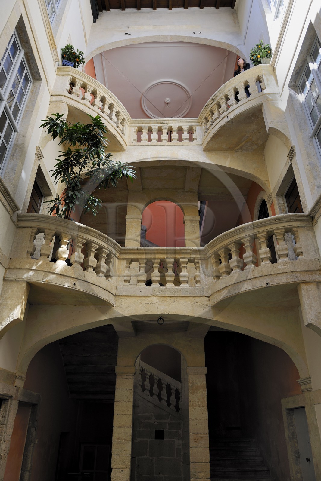 France, Gard (30), Nimes, l'hôtel de Fontfroide du 17ème siècle au 14 rue de l'Aspic, escalier à balustres