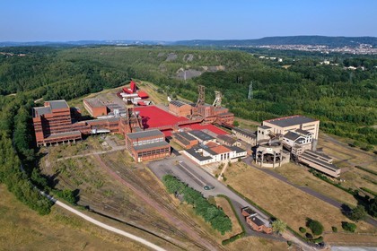 France, Moselle (57), Petite-Rosselle, le musée du carreau Wendel, le carreau Wendel et ses puits, terrils et la ville de Forbach en arrière plan (vue aérienne)