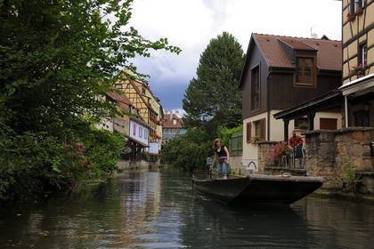 France, Haut-Rhin (68), Colmar, la petite Venise, quartier de la Krutenau arrosé par la rivière Lauch, barque à fond plat