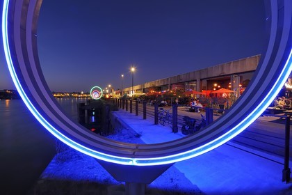 France, Loire-Atlantique (44), Nantes, l'Ile de Nantes, le Hangar à Bananes et les anneaux de Buren sur les quais de Loire