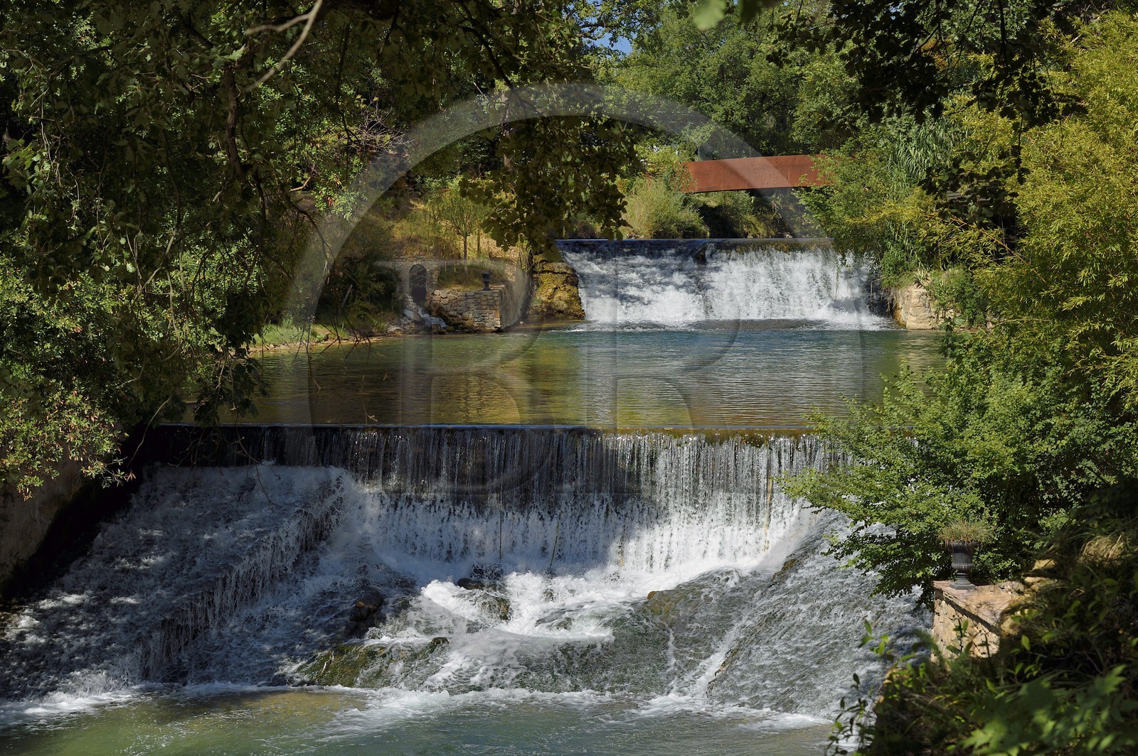 France, Var (83), Le Muy, Fondation Bernar Venet traversée par la rivière Nartuby et le pont-tube en arrière plan