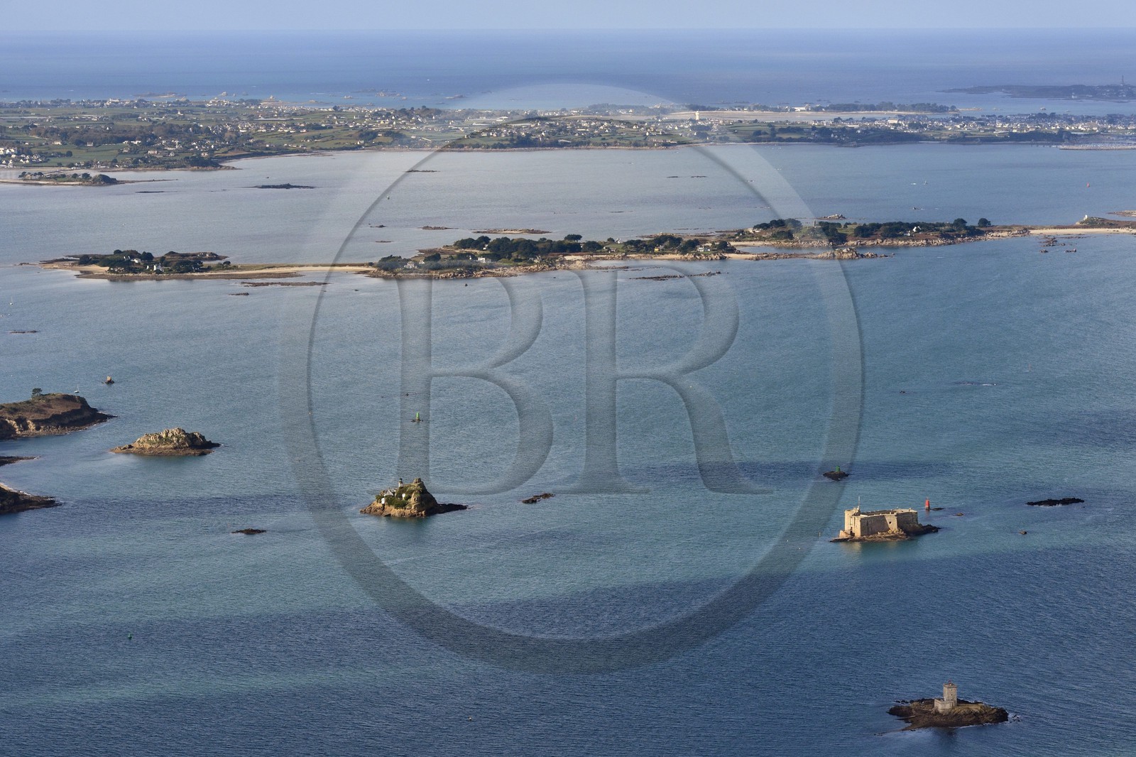 France, Finistère (29), baie de Morlaix, Carantec, maison-phare de l'Ile Louet (aussi une maison d'hôtes en saison estivale) et le château du Taureau construit par Vauban au XVIIe siècle, en arrière plan l'Ile Callot et la presqu'ile de Roscoff (vue aérienne)