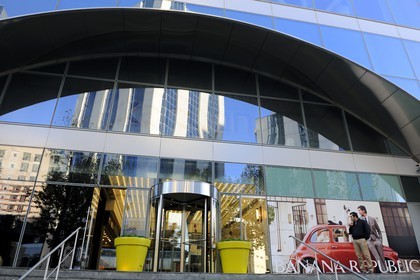 Turquie, Istanbul, le centre commercial Canyon (Kanyon Alişveriş Merkezi), une réalisation des cabinets d'architectes Jerde Partnership de Los Angeles et Tabanlioglu d'Istanbul