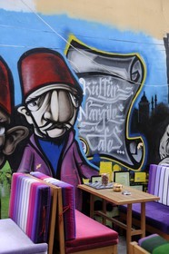 Turquie, Istanbul, quartier de Beyoglu, café Narguilé dans une ruelle derrière la rue Istiklal Caddesi