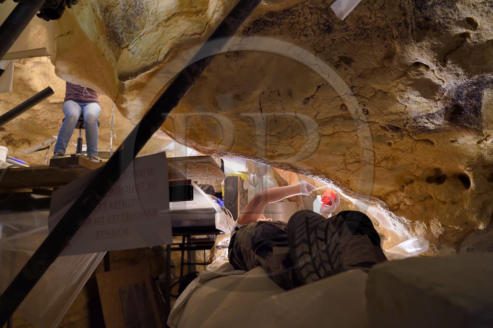 France, Dordogne (24), Montignac, chantier du futur Centre International de l'Art pariétal de Montignac-Lascaux (Lascaux 4), travaux de finitions dans le passage de la grotte reconstituée par l’Atelier des Fac-Similés du Périgord (AFSP)