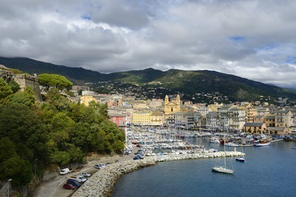 France, Haute-Corse (2B), Bastia, une tour de la Citadelle à gauche et le Vieux-Port dominé par l'église Saint-Jean-Baptiste à droite