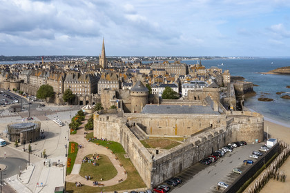 France, Ille-et-Vilaine (35), Côte d'Emeraude, Saint-Malo, au premier plan le chateau de Saint-Malo (XVème siècle) qui abrite l'Hotel de Ville (vue aérienne)