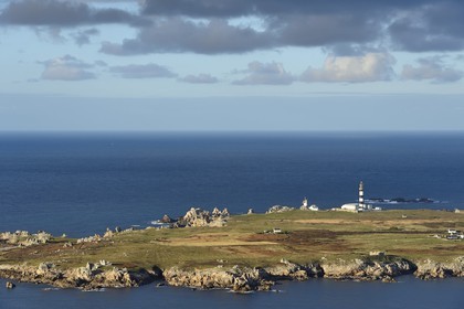 France, Finistère (29), parc naturel régional d'Armorique, mer d'Iroise, Ile d'Ouessant, réserve de Biosphère (UNESCO), phare du Creach et la côte ouest (vue aérienne)