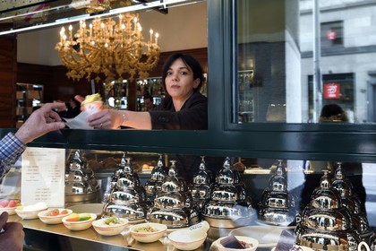 Italie, Lombardie, Milan, glacier patisserie Sant Ambroeus sur le Corso Giacomo Matteotti