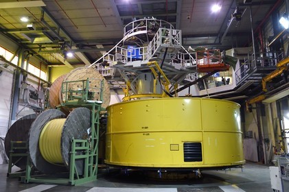 Norvège, comté d'Ostfold, Halden, l'usine de fabrication de cables Nexans, tressage de plusieurs cables de haute technologie